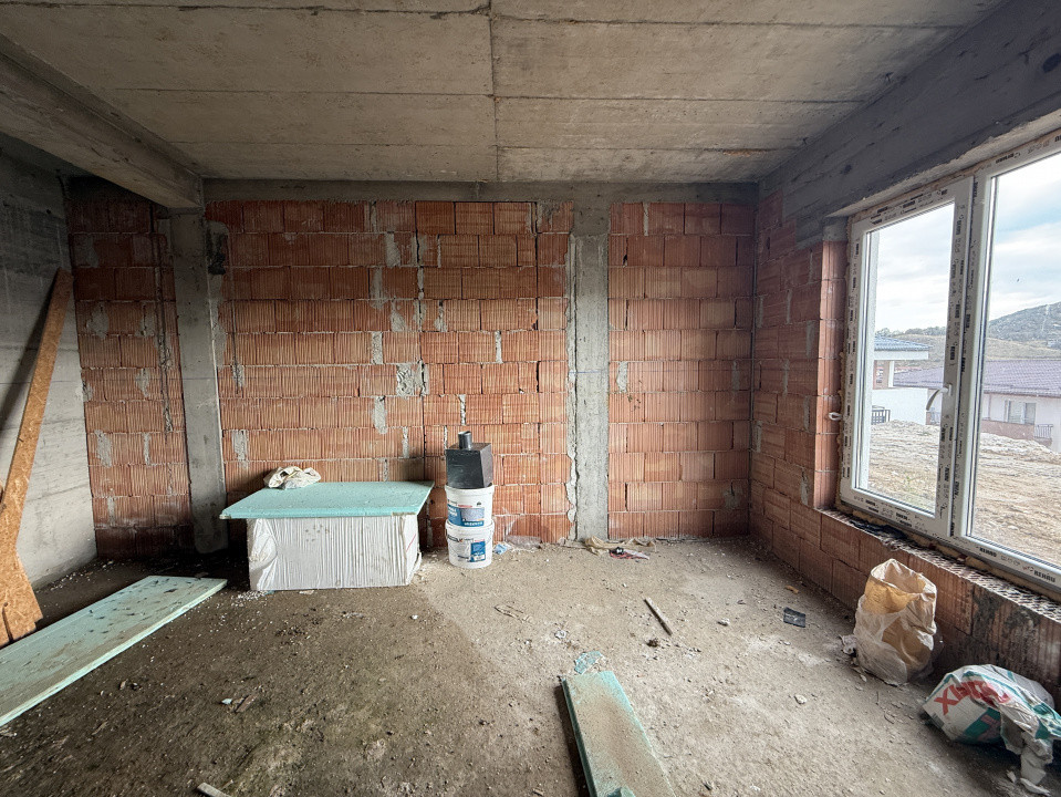 Casa tip duplex 4 camere, 3 băi, semifinisat, zona Fagului/Eroilor 