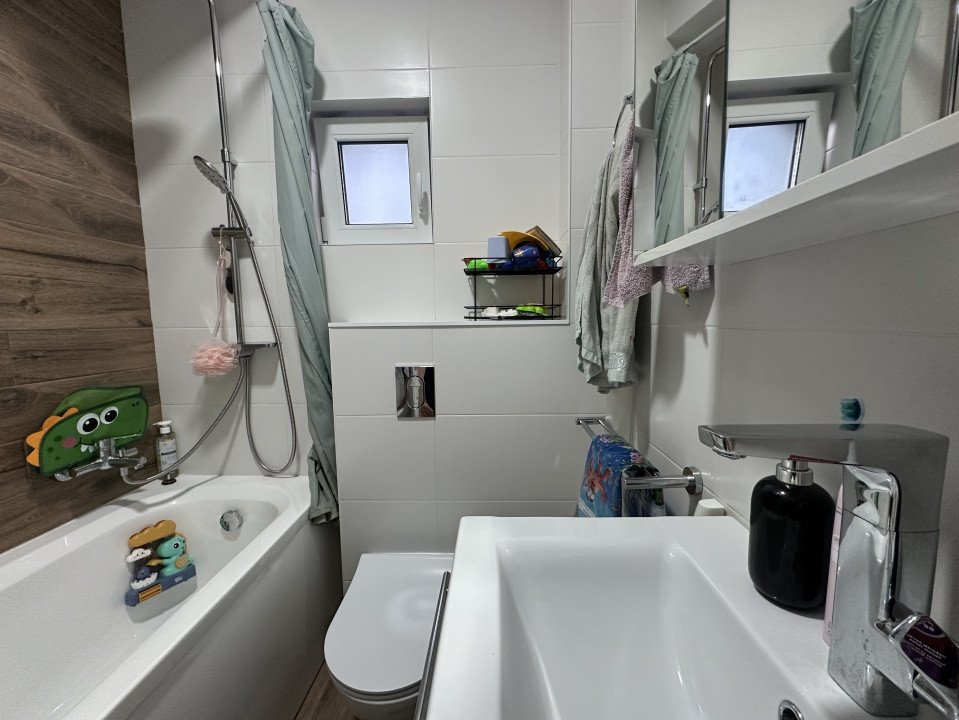 Apartament spatios cu 3 camere si 2 bai l bloc nou l zona Cetatii