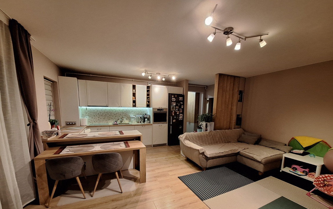 Apartament spatios cu 3 camere si 2 bai, zona Sesul de sus 