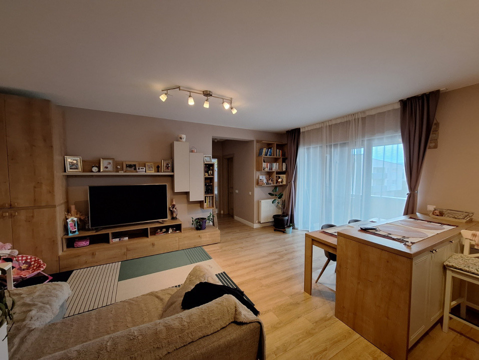 Apartament spatios cu 3 camere si 2 bai, zona Sesul de sus 