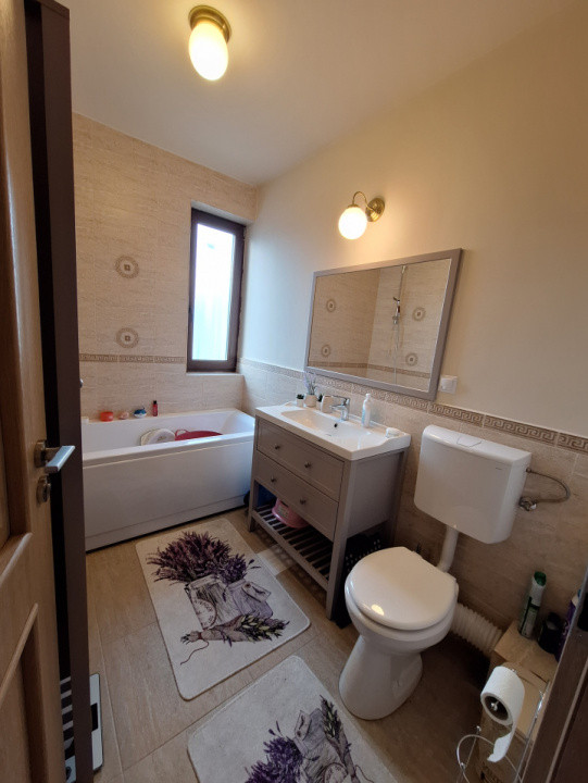 Apartament spatios cu 3 camere si 2 bai, zona Sesul de sus 