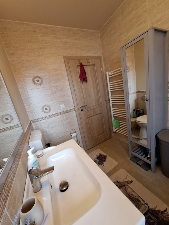 Apartament spatios cu 3 camere si 2 bai, zona Sesul de sus 