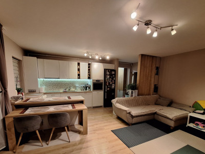 Apartament spatios cu 3 camere si 2 bai, zona Sesul de sus 