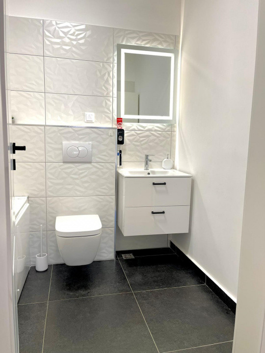 Apartament spatios cu finisaje moderne, 3 camere si 2 bai, zona Abatorului