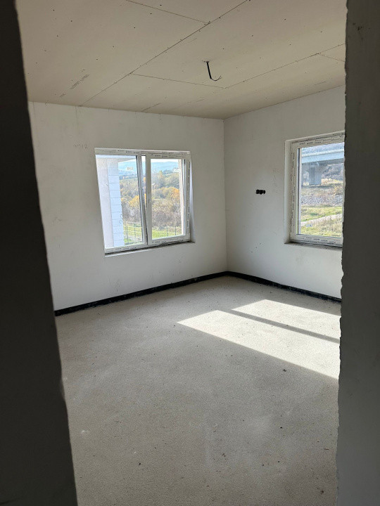 Casa individuala semifinisata l zona Luna de Sus 