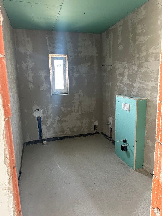 Casa individuala semifinisata l zona Luna de Sus 