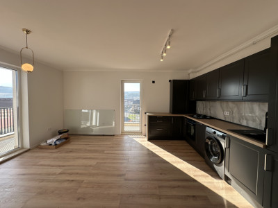 Apartament cu 3 camere, terasa 27 mp, bloc nou, zona Eroilor