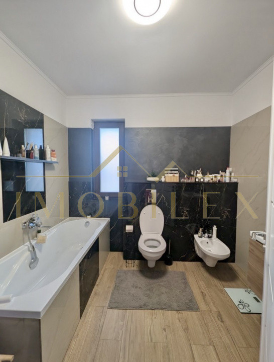 Apartament 3 camere, 2 băi , parcare subterană, zona Subcetate 