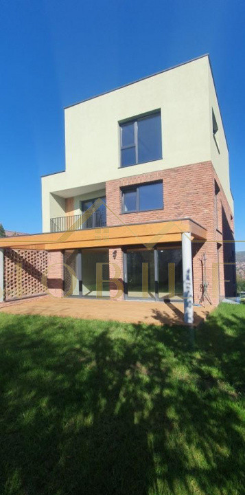 Vila modernă cu terase panoramice 240 mp