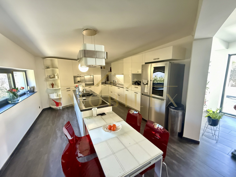 Casă tip vilă exclusivistă, 5 camere, piscina, Florești 