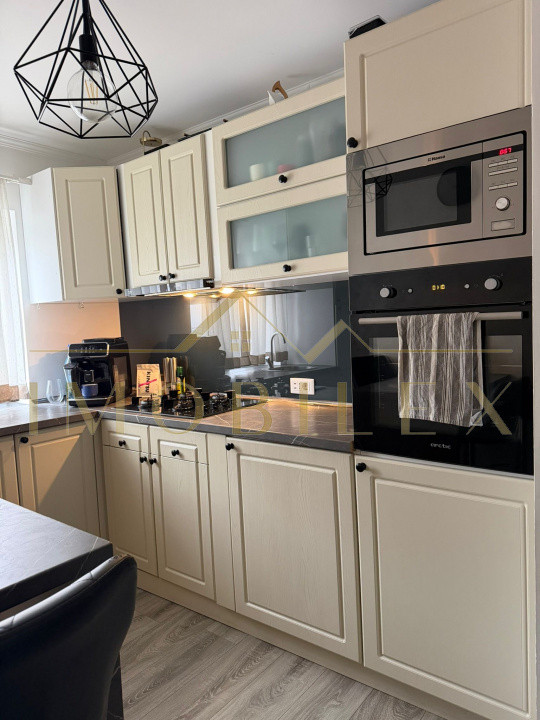 Apartament 3 camere, 2 băi, boxă, zona Aurel Vlaicu