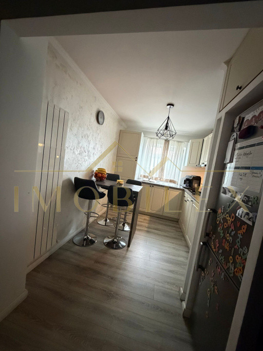 Apartament 3 camere, 2 băi, boxă, zona Aurel Vlaicu