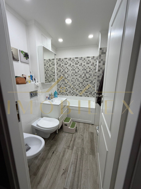 Apartament 3 camere, 2 băi, boxă, zona Aurel Vlaicu