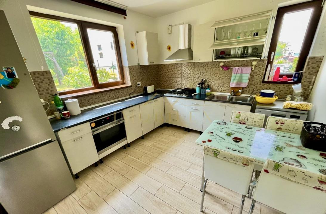 Casă individuală 211mp, teren 445 mp, zona Vivo 