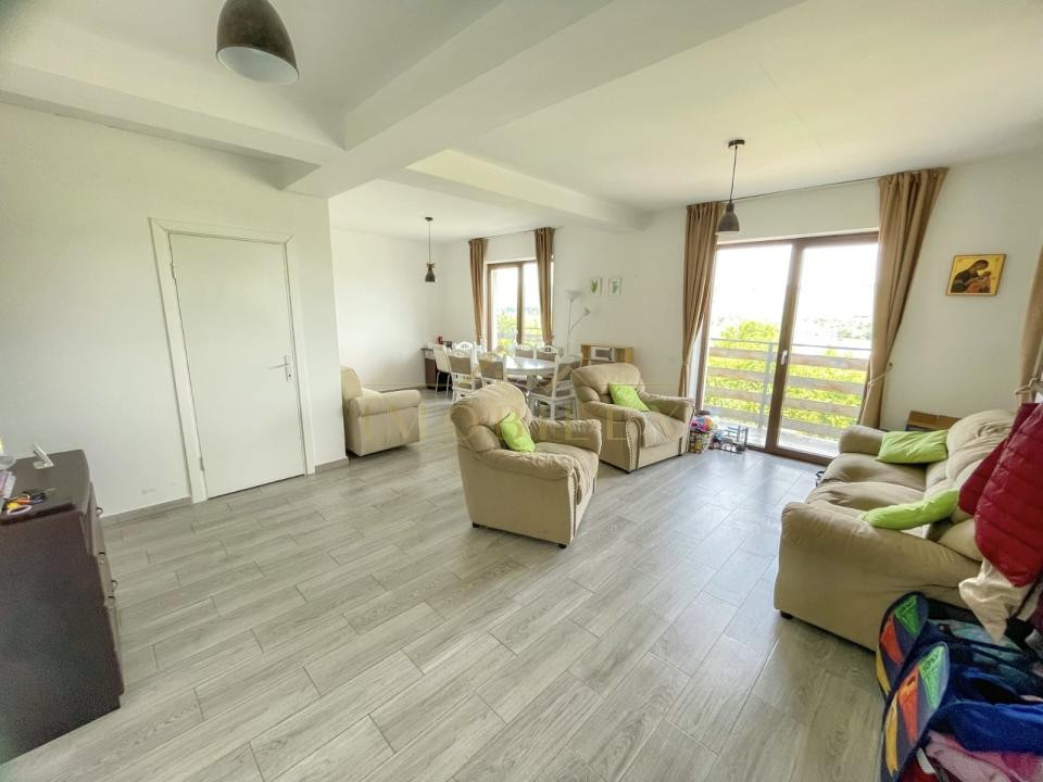 Casă individuală 211mp, teren 445 mp, zona Vivo 