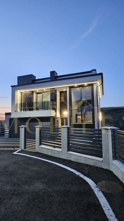 Casă individuală 120 mp, teren generos 710 mp, zonă exclusivistă lângă pădure.