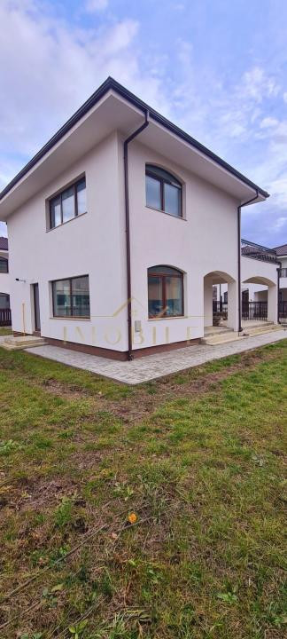 Casă individuală cu 4 camere + Garaj  , panouri fotovoltaice