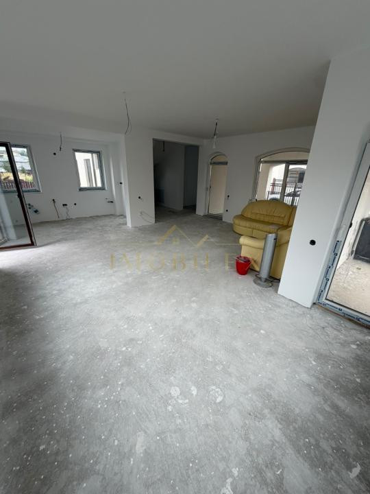 Casă individuală cu 4 camere + Garaj  , panouri fotovoltaice