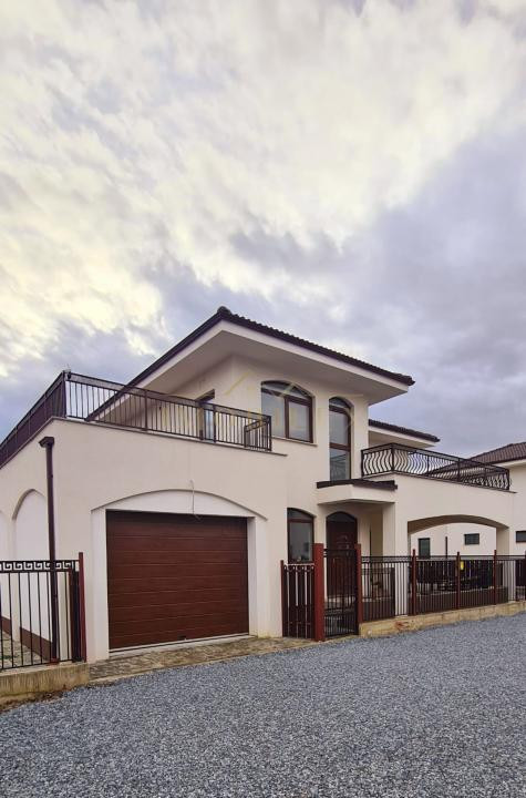Casă individuală cu 4 camere + Garaj , zonă liniștită 