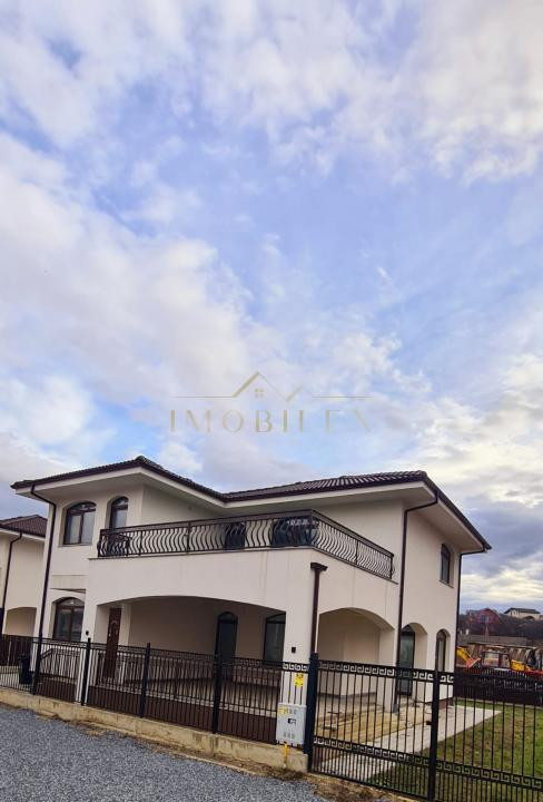 Casă individuală cu 4 camere + Garaj , zonă liniștită 