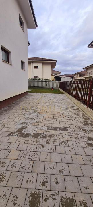 Casă individuală cu 4 camere + Garaj , zonă liniștită 
