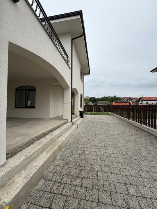 Casă individuală cu 4 camere + Garaj , zonă liniștită 