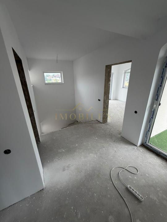 Casă individuală cu 4 camere + Garaj , zonă liniștită 