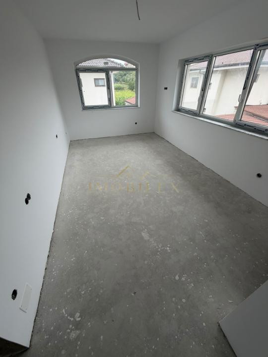Casă individuală cu 4 camere + Garaj , zonă liniștită 