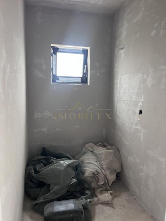 Casă individuală cu 4 camere + Garaj , zonă liniștită 