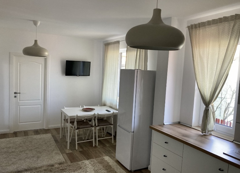 Apartament 3 camere, mobilat, zona Teilor