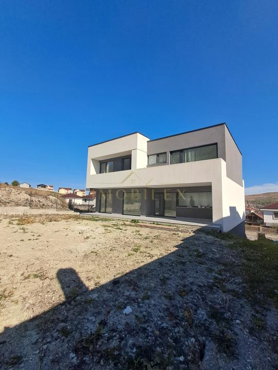 PROPRIETATE PREMIUM CU PANORAMĂ ȘI TERASĂ CIRCULABILĂ | CHINTENI