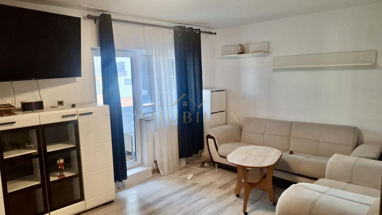 Apartament 3 camere, decomandat, zona Între Lacuri