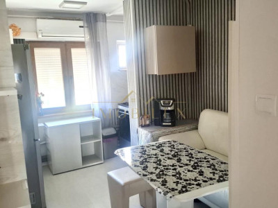 Apartament 3 camere, decomandat, zona Între Lacuri