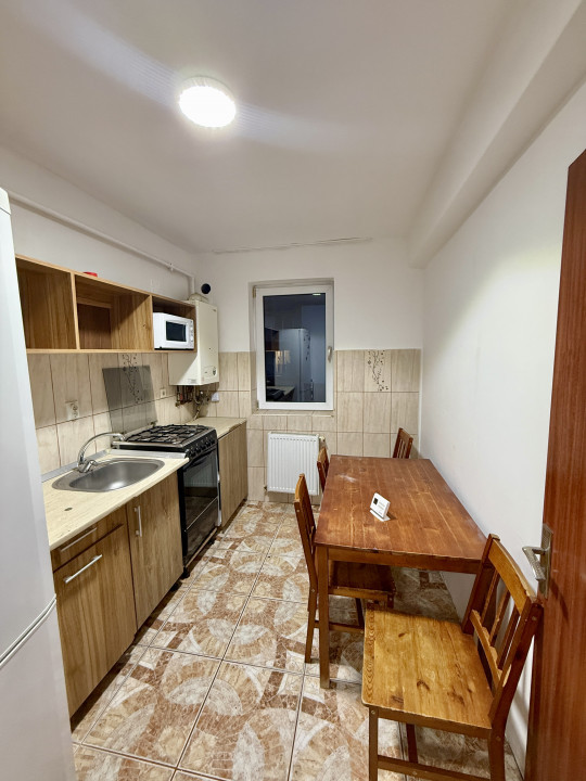 Apartament spațios, 2 camere decomandate, de închiriat, zona Florilor 