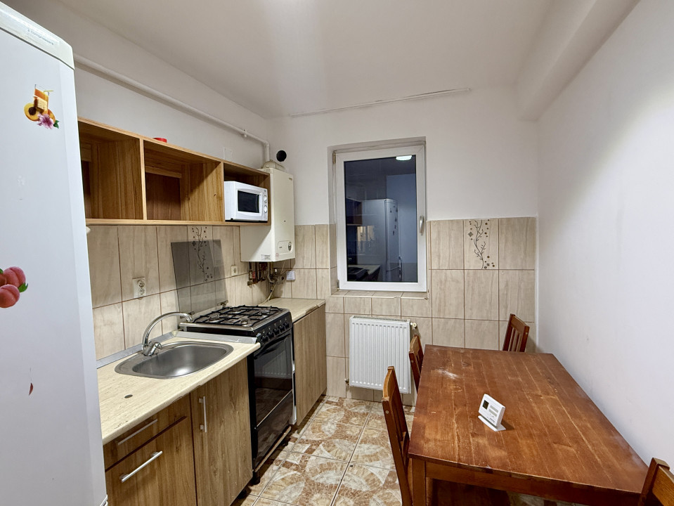 Apartament spațios, 2 camere decomandate, de închiriat, zona Florilor 
