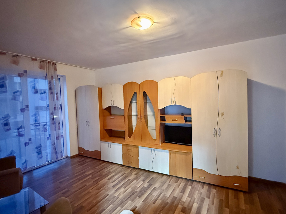 Apartament spațios, 2 camere decomandate, de închiriat, zona Florilor 
