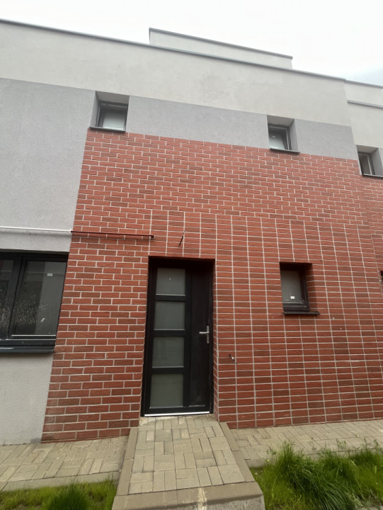 Casă tip înșiruită, semifinisată,terasă, zona de case Florești 