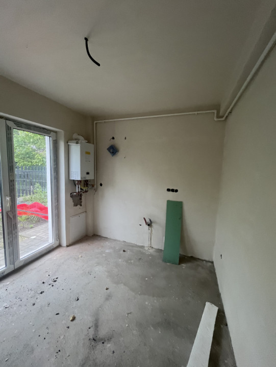 Casă tip înșiruită, semifinisată,terasă, zona de case Florești 