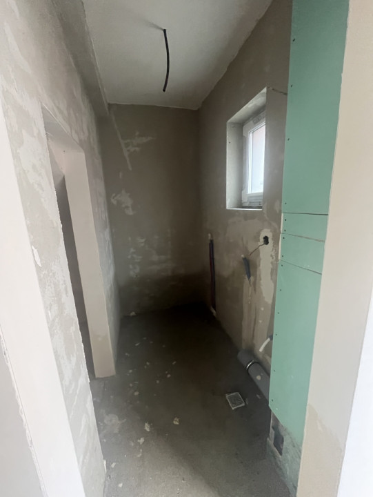 Casă tip înșiruită, semifinisată,terasă, zona de case Florești 