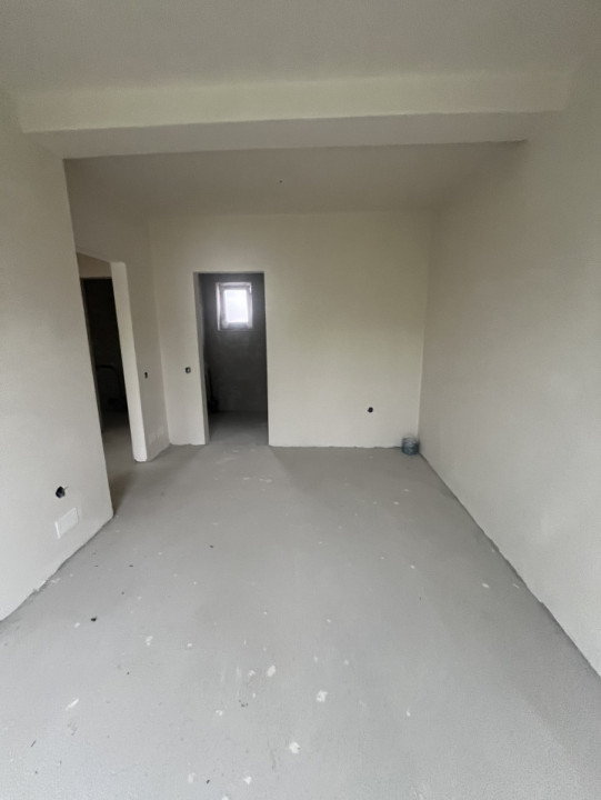 Casă tip înșiruită, semifinisată,terasă, zona de case Florești 