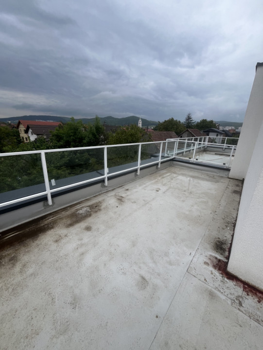 Casă tip înșiruită, semifinisată,terasă, zona de case Florești 