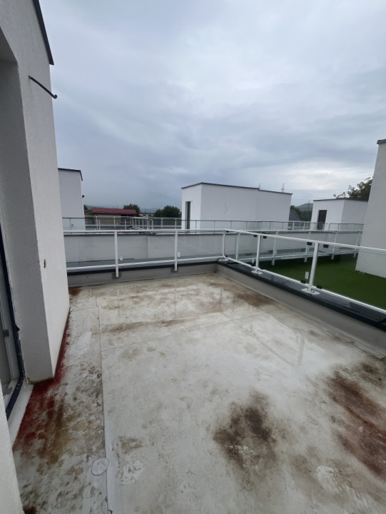 Casă tip înșiruită, semifinisată,terasă, zona de case Florești 
