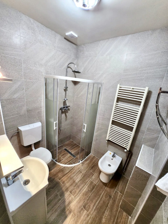 Casa 3 camere, 2 băi, teren 300 mp, zona Horea 