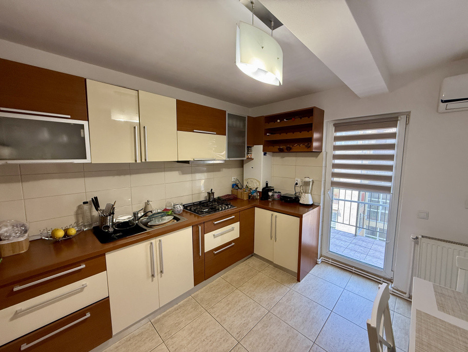 Apartament 82mp, 3 camere decomandate, 2 băi, terasă 40mp, zona Porii 