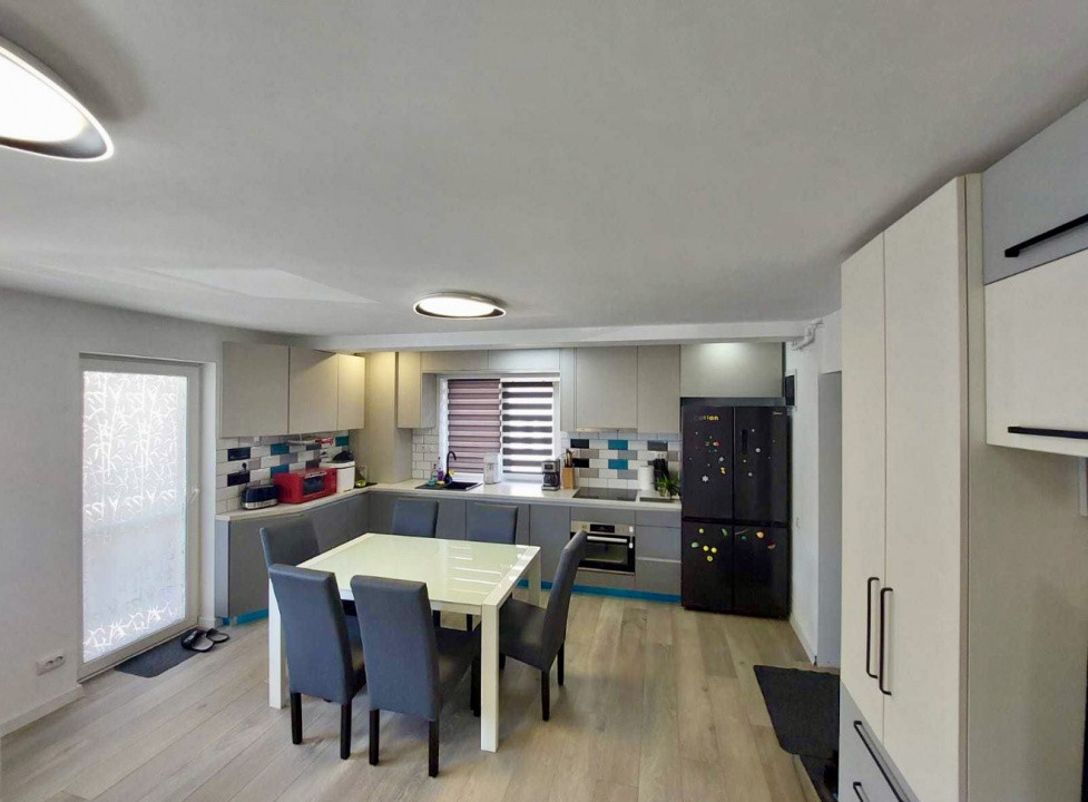 Apartament modern 3 camere, 2 bai, 2 parcari, zona Cetății 