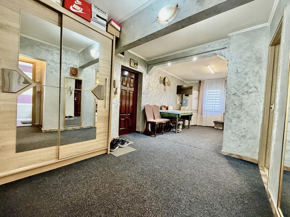 Apartament 4 camere, 64 mp, garaj, zona centrala 