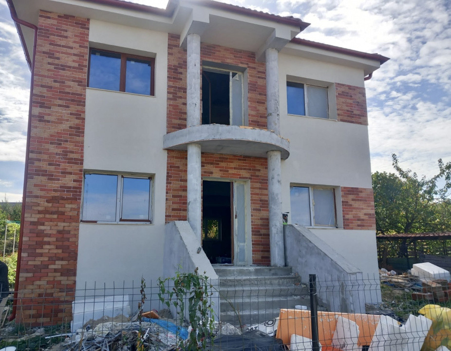 Casă individuală, 4 camere, semifinisat, teren 400mp, zona Dezmir 