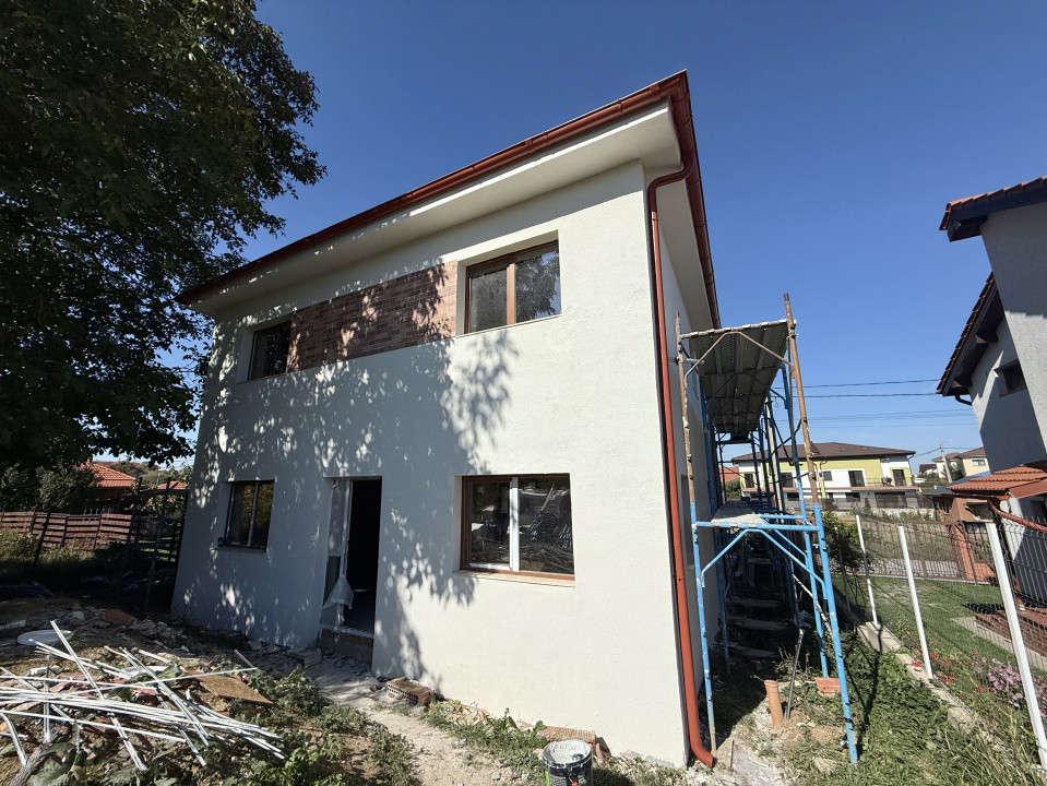 Casă individuală, 4 camere, semifinisat, teren 400mp, zona Dezmir 