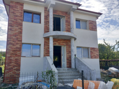 Casă individuală, 4 camere, semifinisat, teren 400mp, zona Dezmir 